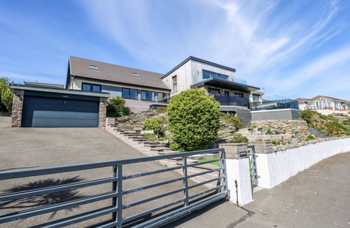 Holyhead Cabaña | SEADDLER, pet friendly, with hot tub in Trearddur Bay