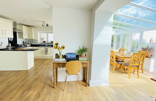 Pendine Cabaña | Seafacing Welsh cottage near the beach with stunning views accommodating 8.