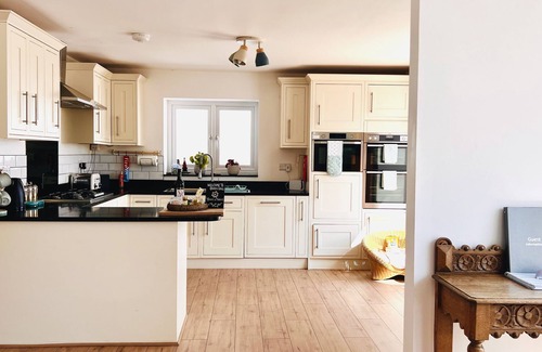 Pendine Cabaña | Seafacing Welsh cottage near the beach with stunning views accommodating 8.