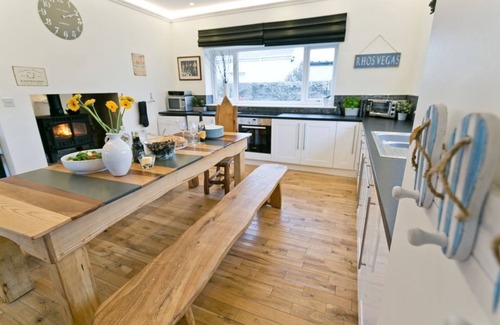 Rhosneigr Apartamento | Seaforth - a coastal that sleeps 8 guests in 4 bedrooms