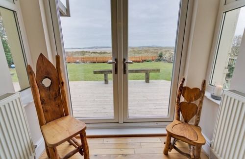 Rhosneigr Apartamento | Seaforth - a coastal that sleeps 8 guests in 4 bedrooms