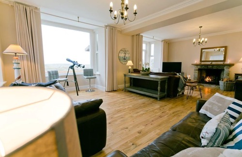 Rhosneigr Apartamento | Seaforth - a coastal that sleeps 8 guests in 4 bedrooms