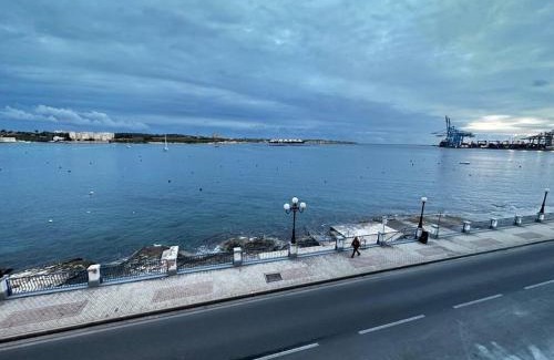Birzebbuga Apartamento | Seafront 3 Bedroom Apartment in Birzebbugia