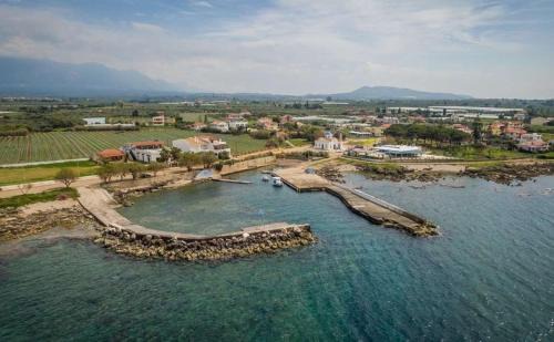 Agrilos Apartamento | Seafront Agrilis Escape - Serenity and Views