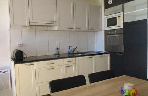Saint-Cyprien Plage Apartamento | SEAFRONT APARTMENT WITH SWIMMING POOL