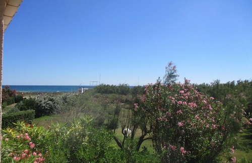 Saint-Cyprien Plage Apartamento | SEAFRONT APARTMENT WITH SWIMMING POOL