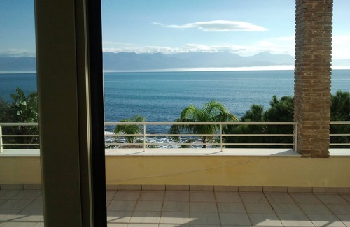 Petalidi Apartamento | Villa en el mar - Apartamento en planta superior. Relájese en la terraza, mire y escuche el mar.