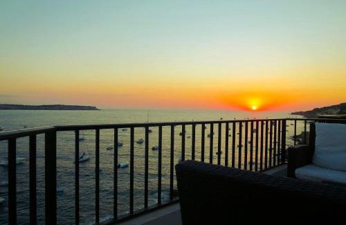 Għadira Apartamento | Seafront apartment Terrace, lounger & Panoramic ocean views