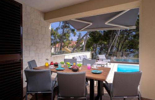 Ivan Dolac Apartamento | Seafront Apartment Totally Beachin with Private Pool