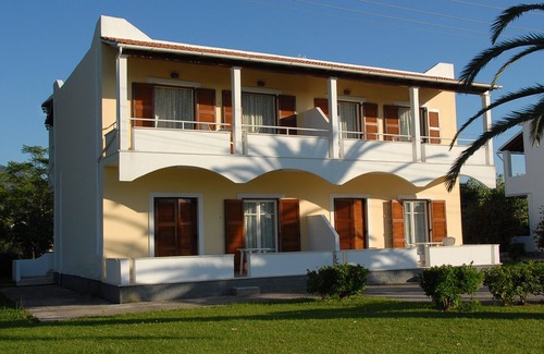 Acharavi Apartamento | Apartamentos frente al mar de la familia en un gran terreno de césped cerca del centro del resort!