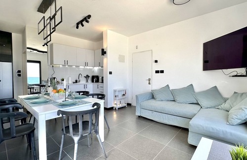 Nahariya Apartamento | Seafront Gugel Waves GW945: Unmatched Sea Views in Nahariya