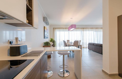 Sliema Apartamento | Seafront Luxury Apartment, Pool and Great Location