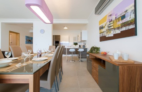Sliema Apartamento | Seafront Luxury Apartment, Pool and Great Location