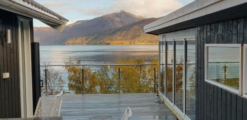 Ballangen Casa | Seafront Retreat With Panoramic Mountain Views