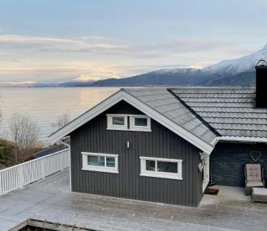 Ballangen Casa | Seafront Retreat With Panoramic Mountain Views
