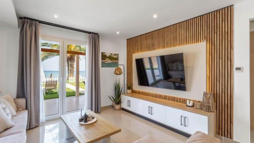 Molos Casa | Seafront Villa Melachrinou