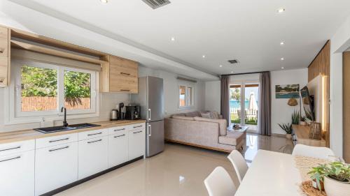 Molos Casa | Seafront Villa Melachrinou