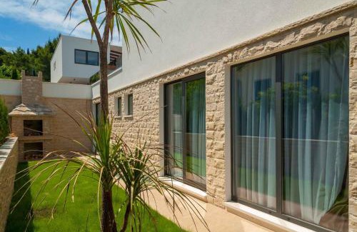 Okrug Villa | Seafront Villa Trogir Deluxe Jevan 6 Beautiful Bedrooms - Private Pool - Sauna