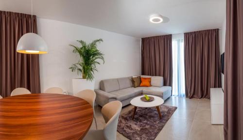 Okrug Villa | Seafront Villa Trogir Deluxe Jevan 6 Beautiful Bedrooms - Private Pool - Sauna