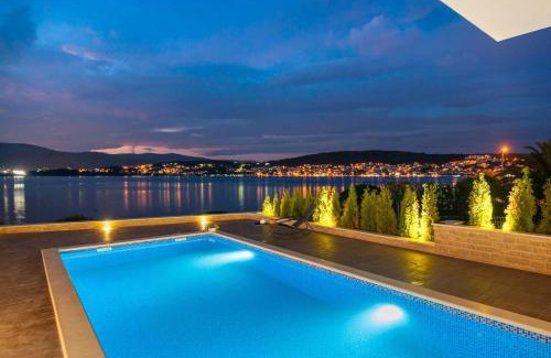 Okrug Villa | Seafront Villa Trogir Deluxe Jevan 6 Beautiful Bedrooms - Private Pool - Sauna