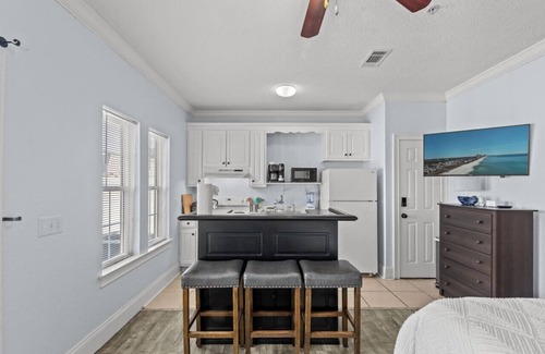 El Centro Beach Apartamento | Seaglass Shack: Cozy Studio, Prvt Patio, Dogs OK, FREE Daily Activities, & More!