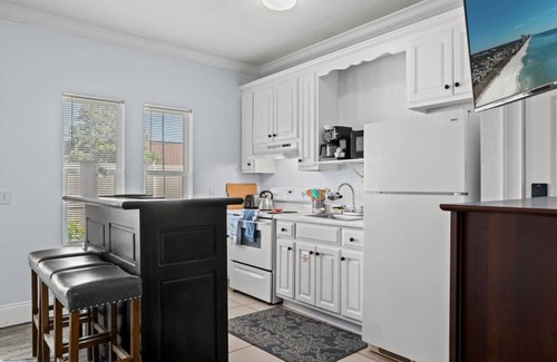 El Centro Beach Apartamento | Seaglass Shack: Cozy Studio, Prvt Patio, Dogs OK, FREE Daily Activities, & More!