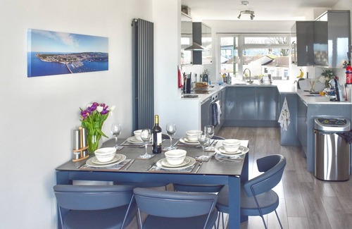 Brixham Cabina | Seagulls view is a modern 3 bedroom house sleeping up to 5 guests.