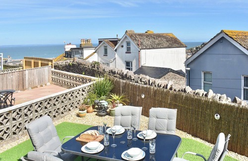 Brixham Cabina | Seagulls view is a modern 3 bedroom house sleeping up to 5 guests.