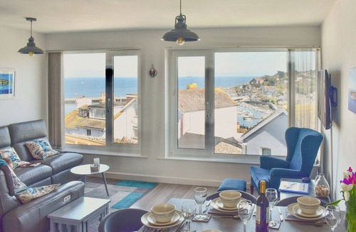 Brixham Cabina | Seagulls view is a modern 3 bedroom house sleeping up to 5 guests.