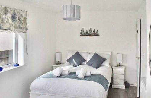 Brixham Cabina | Seagulls view is a modern 3 bedroom house sleeping up to 5 guests.