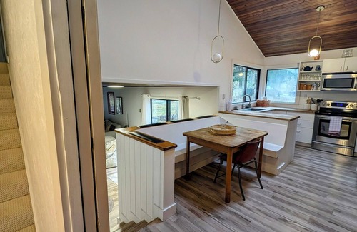 Courtenay Casa | Seal Bay Guest House: Cozy comfort, trails to explore, and space to relax.