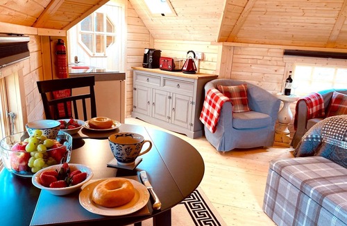 Cairndow Cabina | Seal Cove Cabin, peaceful, private, couples retreat, loch side & pet friendly (1 only)