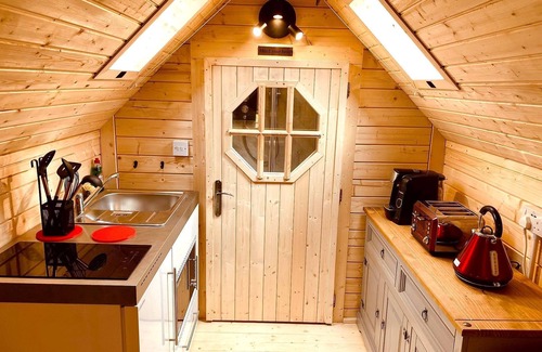 Cairndow Cabina | Seal Cove Cabin, peaceful, private, couples retreat, loch side & pet friendly (1 only)