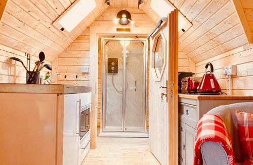 Cairndow Cabina | Seal Cove Cabin, peaceful, private, couples retreat, loch side & pet friendly (1 only)