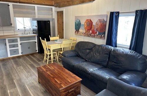 Summerville Centre Cabaña | Seaman's Cottage #2 in Summerville Centre - Pet Friendly!