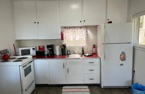 Hunts Point Cabina | Seaman's Cottage #1 in Summerville Center - Pet Friendly!