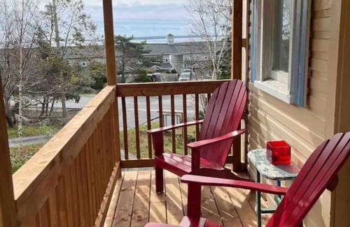 Hunts Point Cabina | Seaman's Cottage #1 in Summerville Center - Pet Friendly!