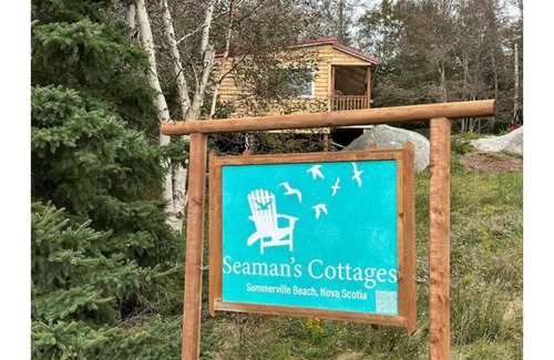Hunts Point Cabina | Seaman's Cottage #1 in Summerville Center - Pet Friendly!
