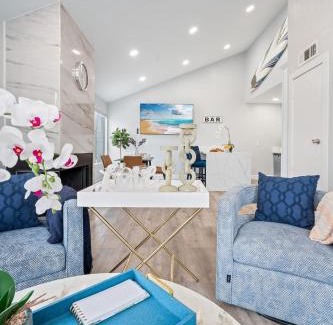 Huntington Beach Casa | Searenity Suite- Peekaboo Ocean view 1 min walk to Beach