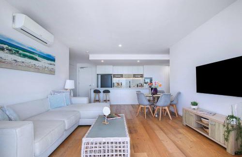 Palm Beach Apartamento | Seascape Haven - Elegant Beachside Living with Pool