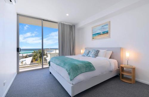 Palm Beach Apartamento | Seascape Haven - Elegant Beachside Living with Pool