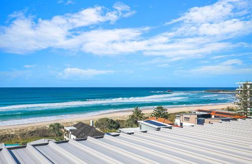 Palm Beach Apartamento | Seascape Haven - Elegant Beachside Living with Pool