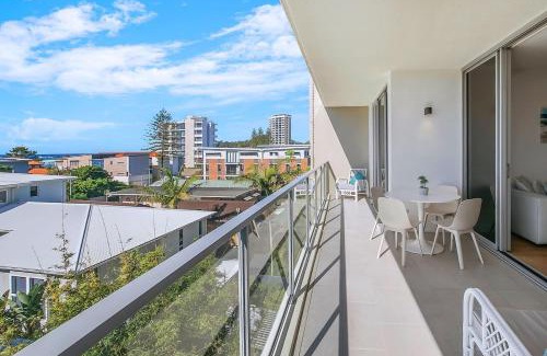 Palm Beach Apartamento | Seascape Haven - Elegant Beachside Living with Pool