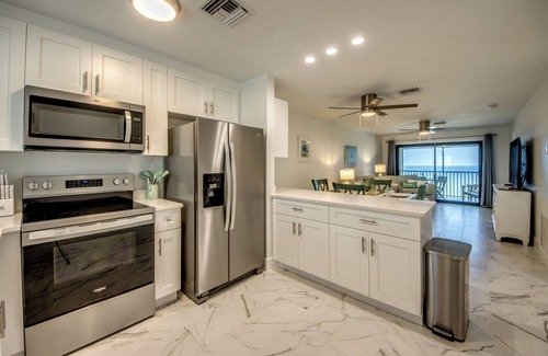 Mid Island Condominio | Seaside 509: Modern Top-Floor Beachfront Condo Mid-Island