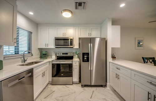 Mid Island Condominio | Seaside 509: Modern Top-Floor Beachfront Condo Mid-Island