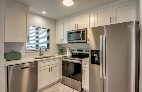 Mid Island Condominio | Seaside 509: Modern Top-Floor Beachfront Condo Mid-Island