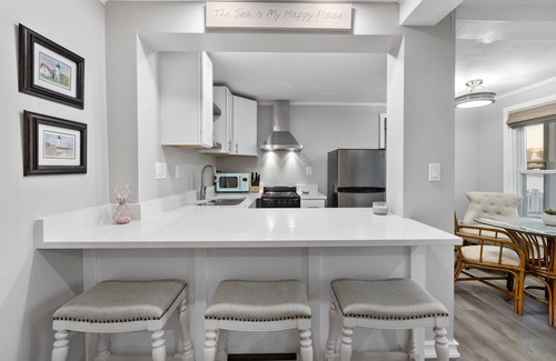 Warwick Apartamento | Oceanfront Apartment in New England Victorian-2 Bedrooms/1 Bath