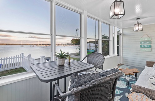 Warwick Apartamento | Oceanfront Apartment in New England Victorian-2 Bedrooms/1 Bath