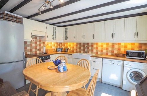 Llangranog Casa | Seaside Bliss in Llangrannog: Charming Cottage, 10 Mins from Beach, Sleeps 8, Dog-Friendly