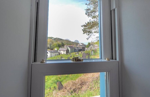 Llangranog Casa | Seaside Bliss in Llangrannog: Charming Cottage, 10 Mins from Beach, Sleeps 8, Dog-Friendly